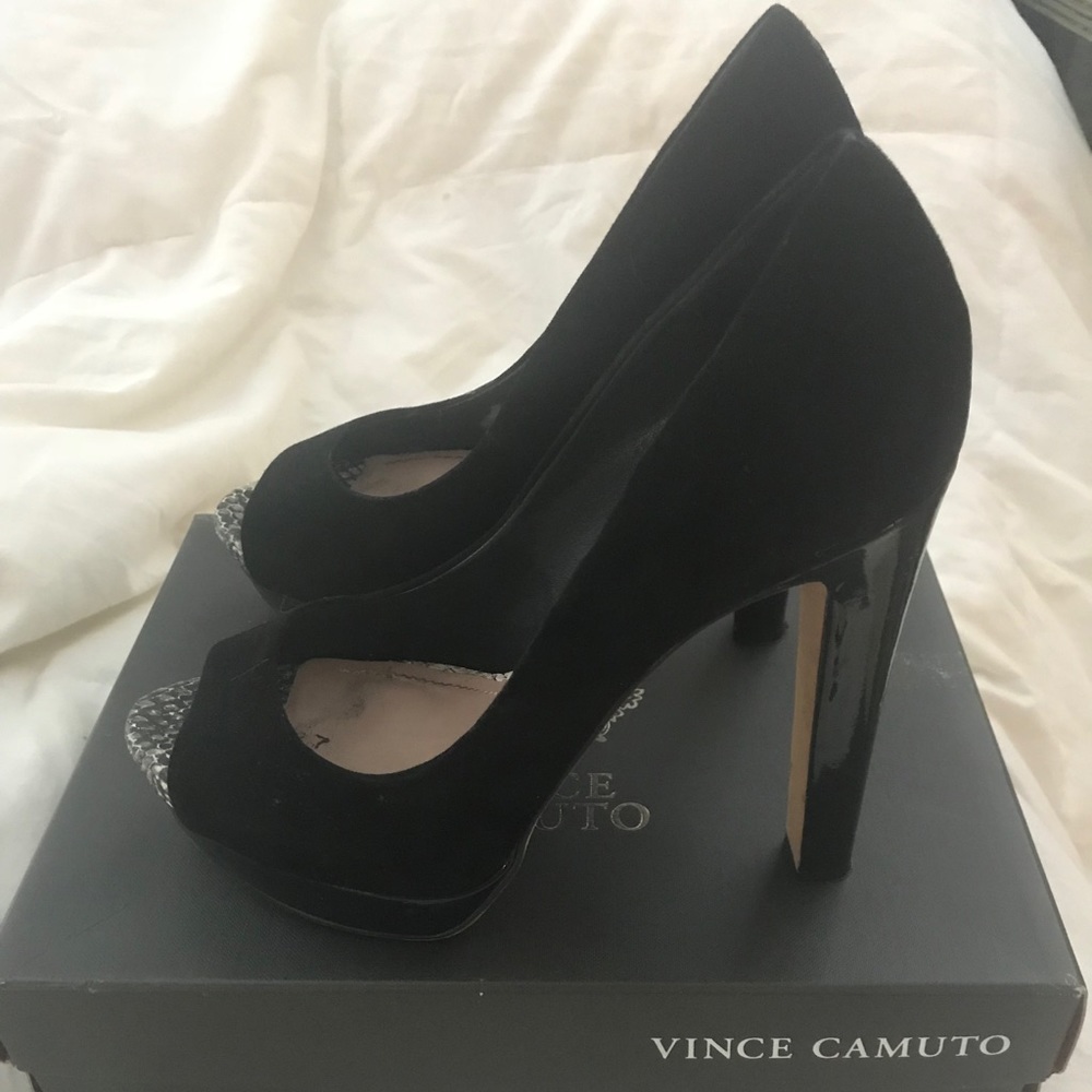 Vince Camuto Black Suede Peep Toe Pumps size 8